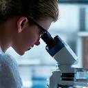 研究者が顕微鏡を覗き込む様子